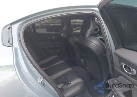 2022 Volvo S60 B5 Black Edition R-Design/B5 R-Design z USA, uszkodzony, nr VIN 7JRL12TM3NG174018